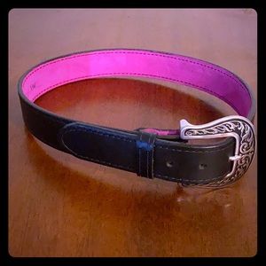 Genuine leather belt with horse shoe buckle.